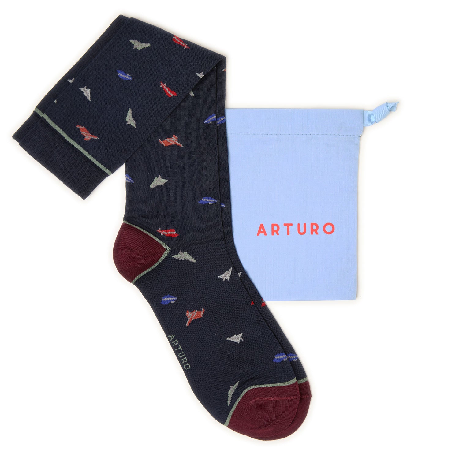 Calzini con fantasia "Verso l'infinito" da uomo. Lunghi, con aeroplani di carta colorati ricamanti su fondo blu.
