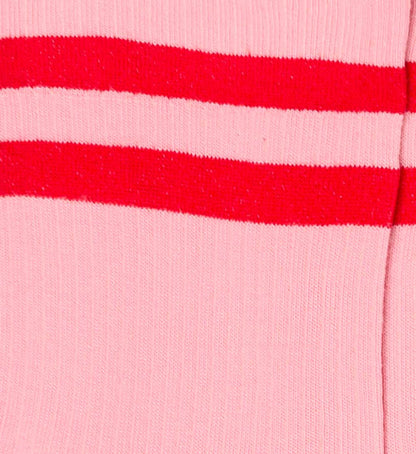 Dettaglio dei calzini "Atletico" a coste rosa da donna di Arturo Stories. Con due fasce orizzontali rosse e profilo marrone sul retro.