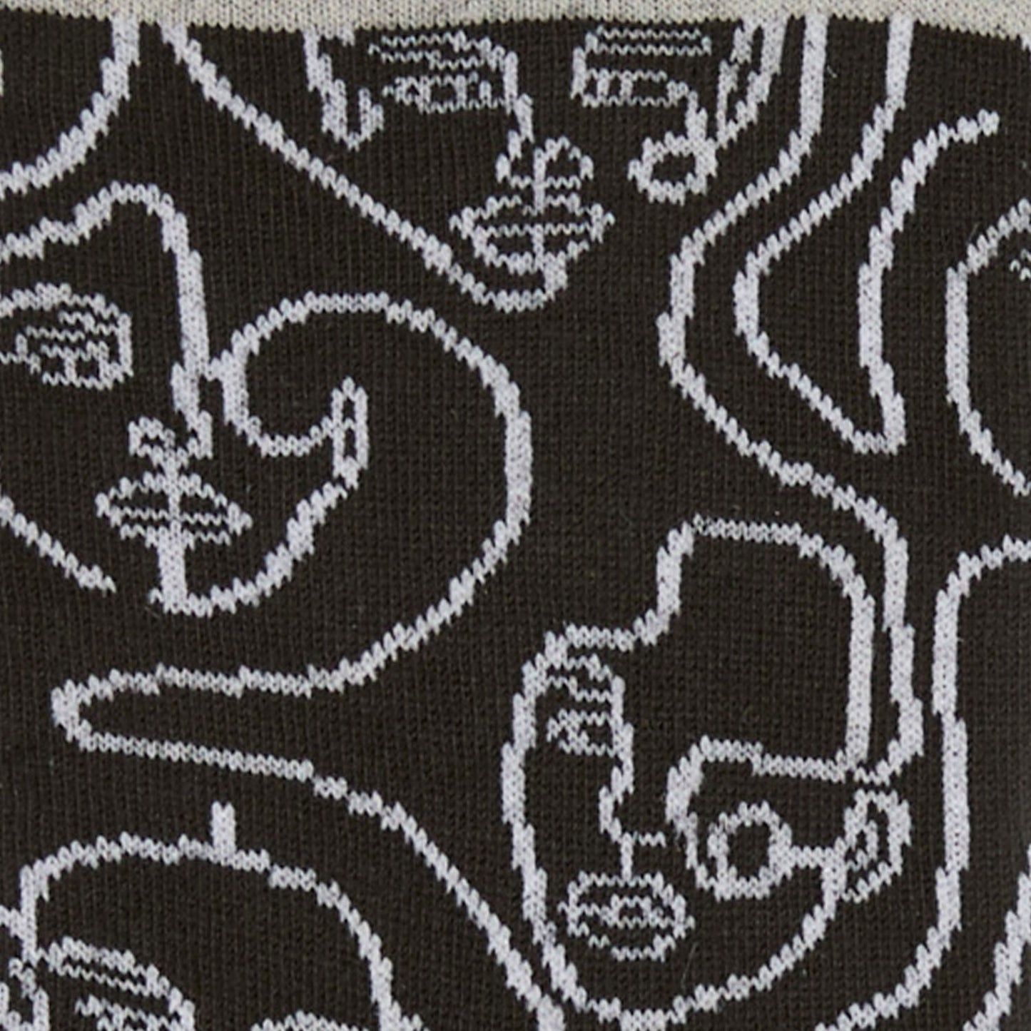 Dettagli dei calzini "Di contorno" con facce ricamate in bianco e nero di Arturo Stories.