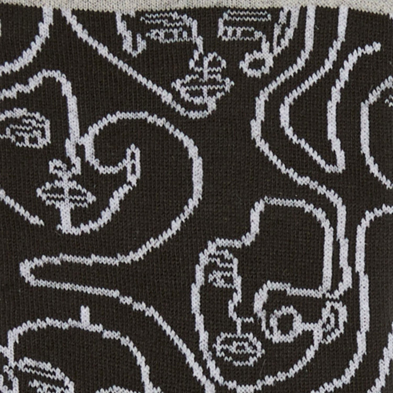 Dettagli dei calzini "Di contorno" con facce ricamate in bianco e nero di Arturo Stories.