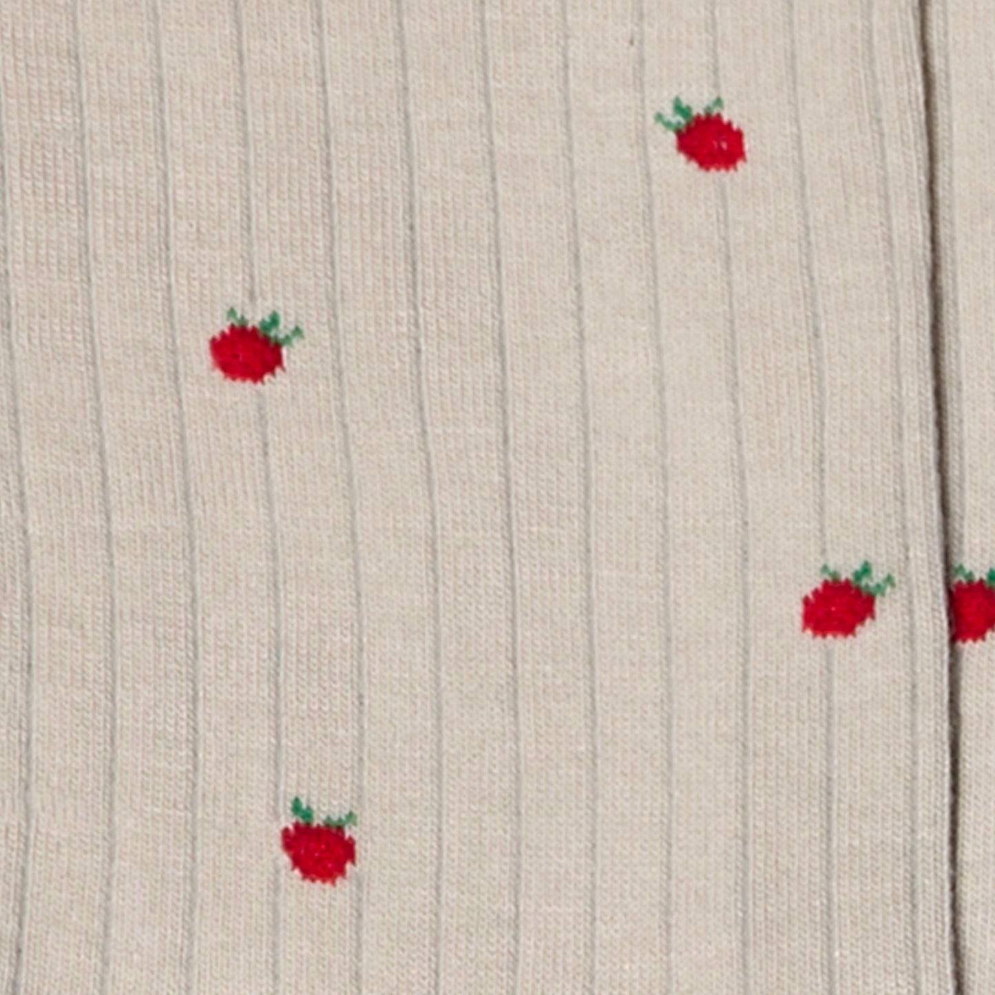 Dettaglio delle fragole rosse ricamate sui calzini a costine bianco perla da donna Arturo Stories.