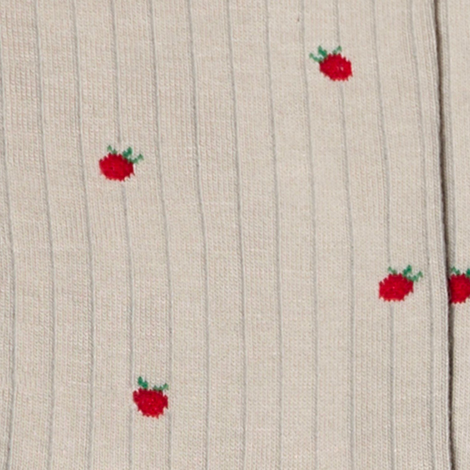 Dettaglio delle fragole rosse ricamate sui calzini a costine bianco perla da donna Arturo Stories.