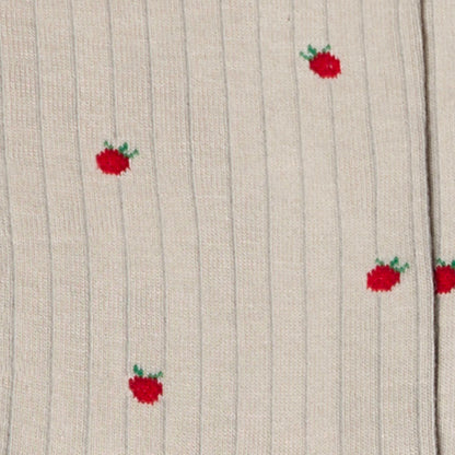 Dettaglio delle fragole rosse ricamate sui calzini a costine bianco perla da donna Arturo Stories.
