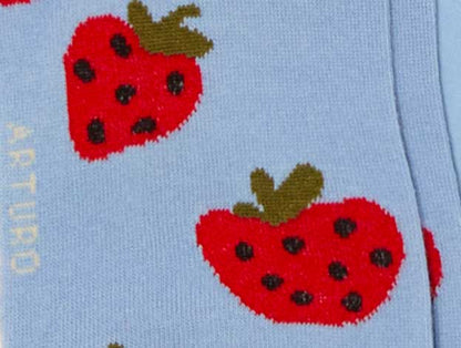 Dettaglio delle fragole rosse dei calzini "Gusto fragola" di Arturo Stories, celesti da donna.