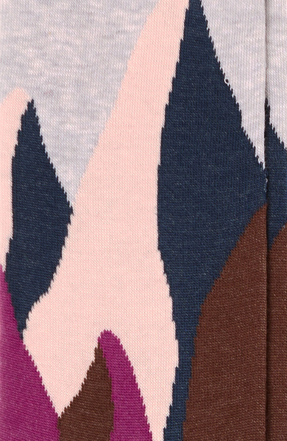 Dettagli dei calzini "Svetta in alto" lunghi da uomo di Arturo Stories. Montagne e sole ricamati su fondo grigio chiaro.