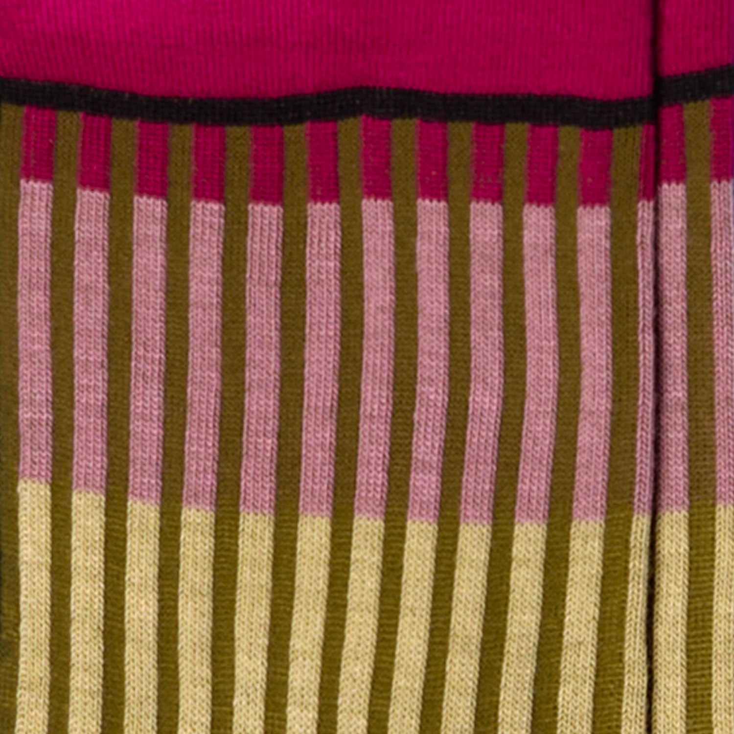 Dettagli dei calzini "Organetto" a righe ciclamino, rosa e giallo da donna di Arturo Stories. 