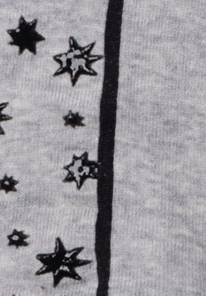 Dettaglio calzini antiscivolo grigi per pilates da donna di Arturo Stories. Con gommini a forma di stelle sulla pianta. Punta e tallone grigi, profilo nero.