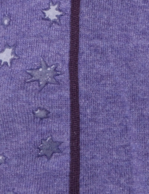 Dettaglio dei calzini antiscivolo viola per pilates da donna di Arturo Stories. Con gommini a forma di stelle sulla pianta. Profilo prugna.