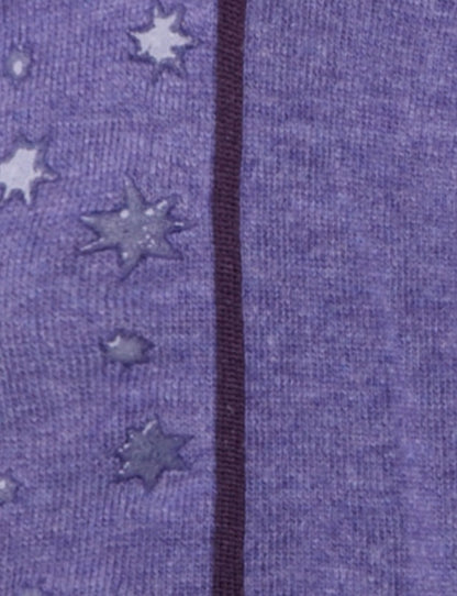 Dettaglio dei calzini antiscivolo viola per pilates da donna di Arturo Stories. Con gommini a forma di stelle sulla pianta. Profilo prugna.