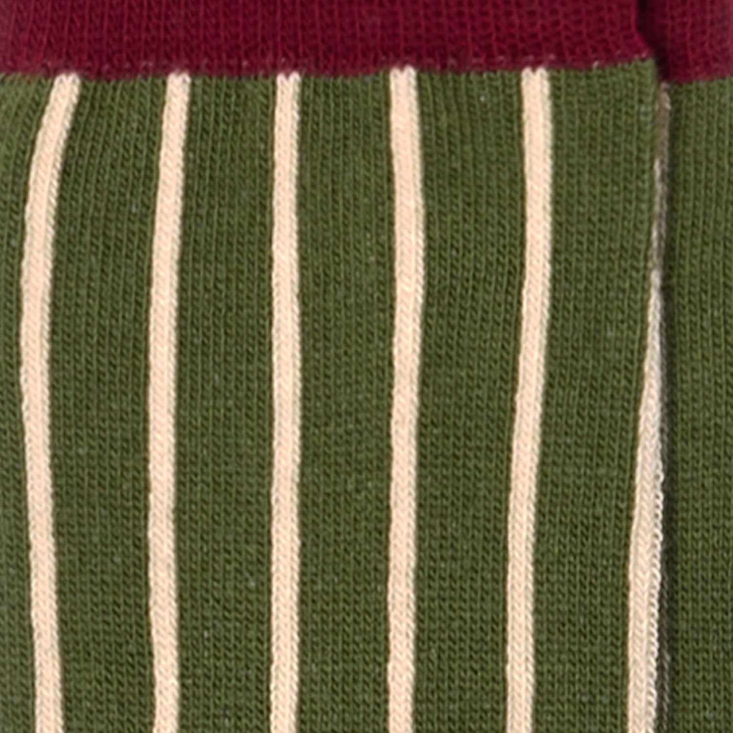 Dettagli dei calzini per bambini a righe verde oliva di Arturo Stories.