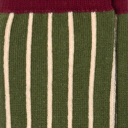 Dettagli dei calzini per bambini a righe verde oliva di Arturo Stories.