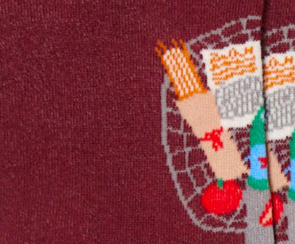 Dettaglio dei calzini con bicicletta ricamata color bordeaux da donna di Arturo Stories. 