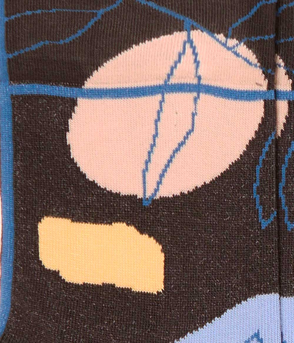 Dettaglio della fantasia astratta dei calzini grigio antracite di Arturo Stories.