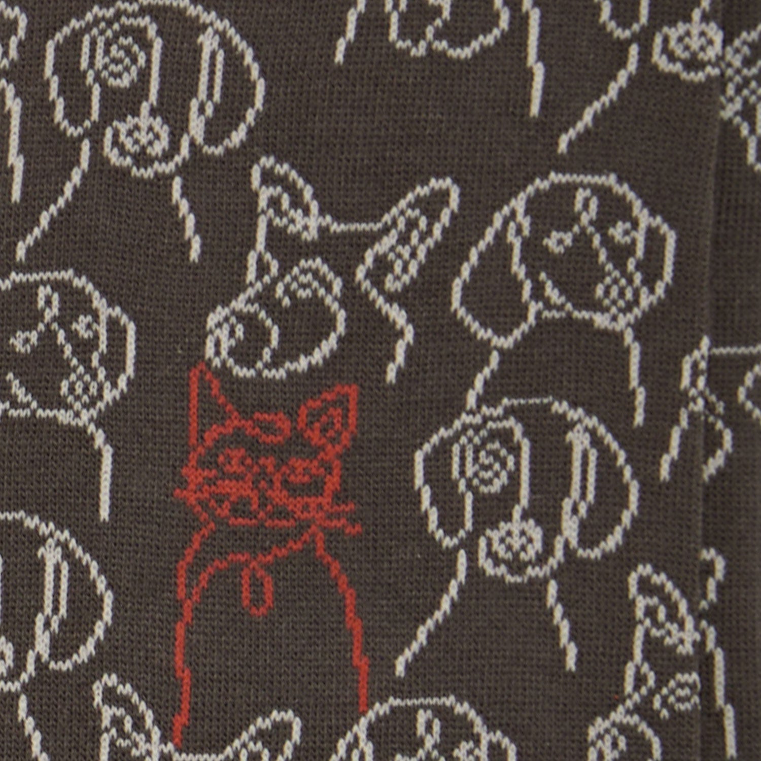 Dettaglio dei calzini con cani e gatti da uomo, lunghi color antracite di Arturo Stories.