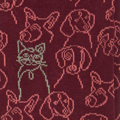 Dettaglio della fantasia con cani e gatti dei calzini lunghi bordeaux da uomo di Arturo Stories.