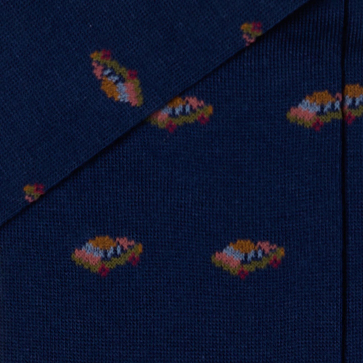 Dettaglio della fantasia con macchine colorate dei calzini da corsa lunghi blu da uomo di Arturo Stories.