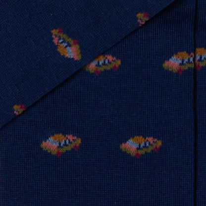 Dettaglio della fantasia con macchine colorate dei calzini da corsa lunghi blu da uomo di Arturo Stories.