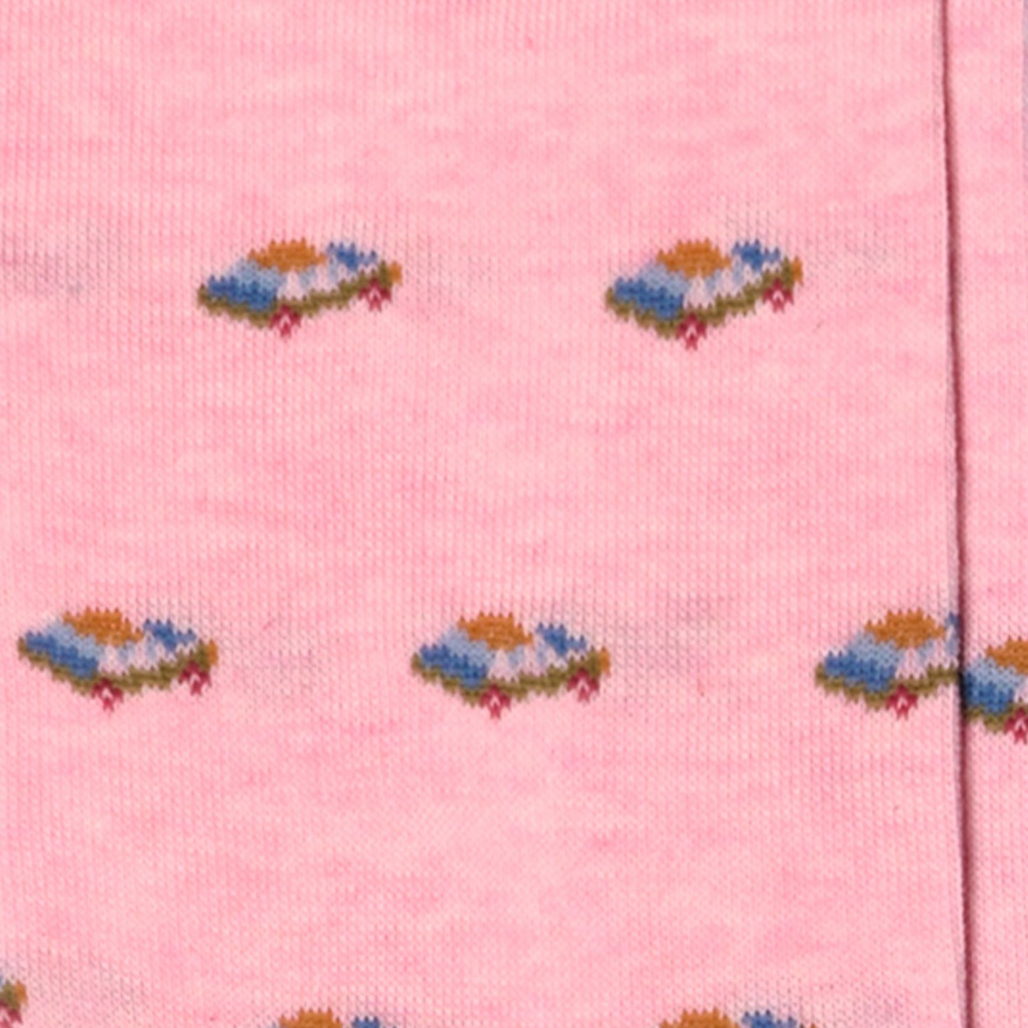 Dettaglio della fantasia con macchine colorate dei calzini da corsa corti rosa da uomo di Arturo Stories.