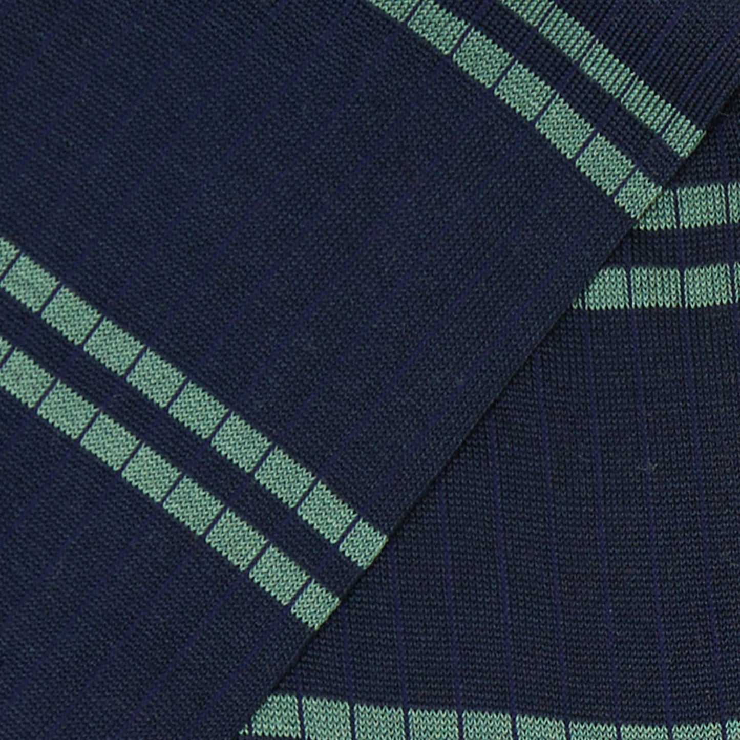 Dettaglio delle righe salvia dei calzini a costine "costa a costa" blu, lunghi da uomo di Arturo Stories.