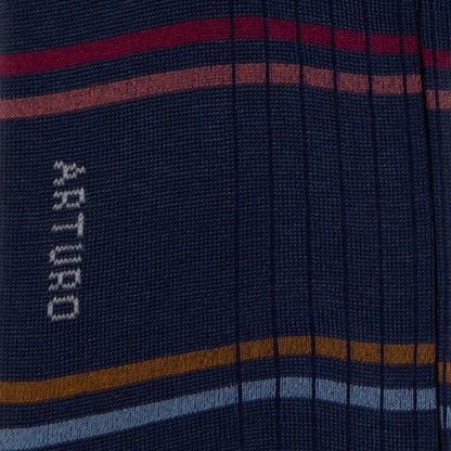 Dettaglio delle righe multicolor dei calzini a costine "costa a costa" corti, da uomo di Arturo Stories.