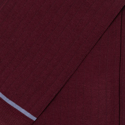 Dettaglio dei calzini a costine bordeaux da uomo di Arturo Stories in filo di scozia.