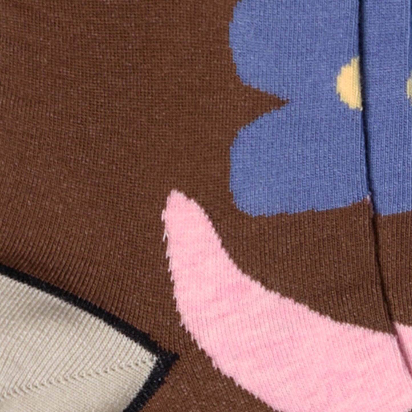 Dettaglio dei calzini con fiori cacao "Fiorucci" da donna di Arturo Stories.