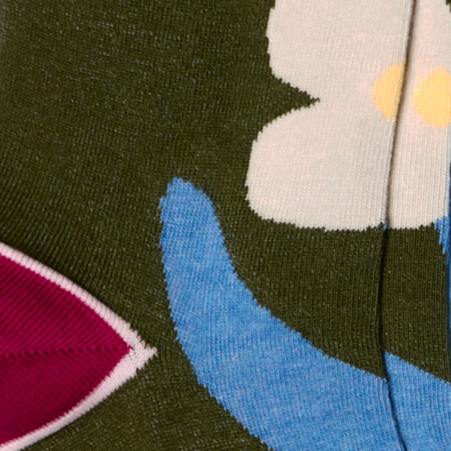 Dettaglio dei calzini con fiori verde oliva "Fiorucci" di Arturo Stories.