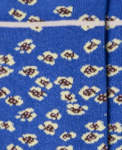 Dettaglio calzini maculati blu da donna di Arturo Stories. Con fondo bluette, piccoli fiori bianchi, punta e tallone marroni e profilo bianco.