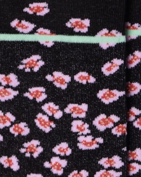 Dettaglio dei calzini maculati neri da donna di Arturo Stories. Con fondo nero, piccoli fiori rosa, punta e tallone bianco perla e profilo menta.