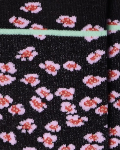 Dettaglio dei calzini maculati neri da donna di Arturo Stories. Con fondo nero, piccoli fiori rosa, punta e tallone bianco perla e profilo menta.