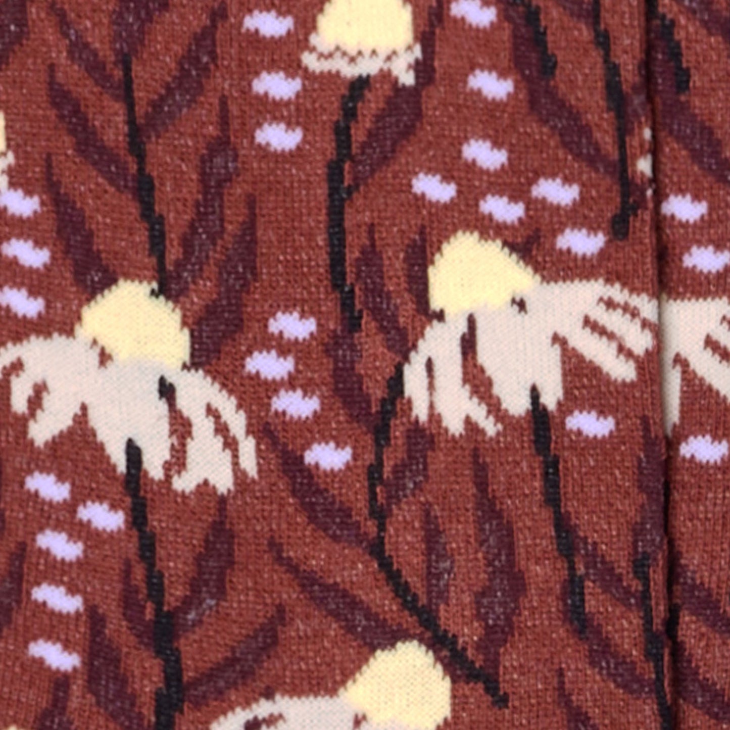 Dettaglio dei calzini con margherite color nocciola da donna di Arturo Stories.