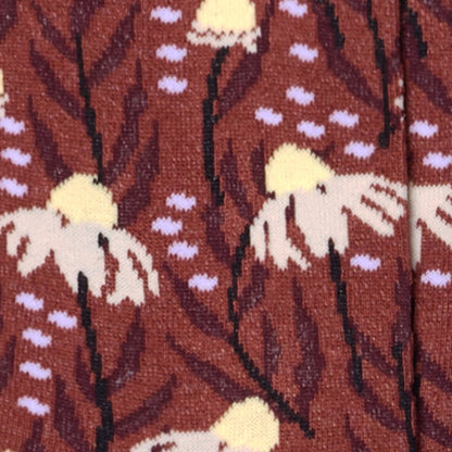 Dettaglio dei calzini con margherite color nocciola da donna di Arturo Stories.