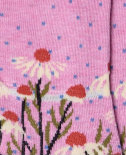 Dettaglio dei calzini con margherite rosa da donna di Arturo Stories. Con fiori bianchi, punta e tallone rosa e profilo nero lungo il retro della gamba.