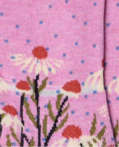 Dettaglio dei calzini con margherite rosa da donna di Arturo Stories. Con fiori bianchi, punta e tallone rosa e profilo nero lungo il retro della gamba.