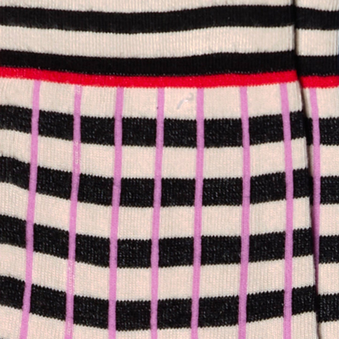 Dettaglio dei calzini corti a righe orizzontali bianche e nere da donna di Arturo Stories.
