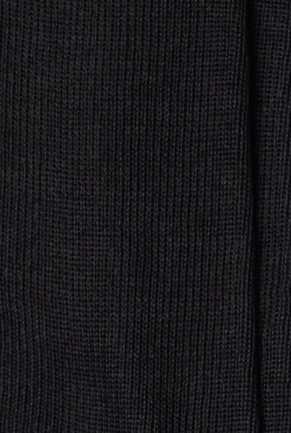 Dettaglio calzini in filo di scozia neri "Peso piuma" da donna di Arturo Stories. 