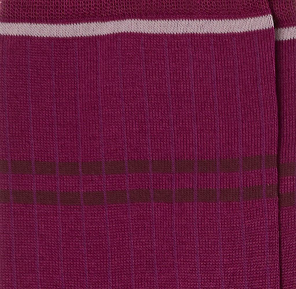 Dettaglio delle righe dei calzini a costine "costa a costa" color barolo, corti da uomo di Arturo Stories.