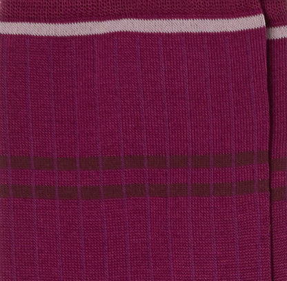 Dettaglio delle righe dei calzini a costine "costa a costa" color barolo, corti da uomo di Arturo Stories.