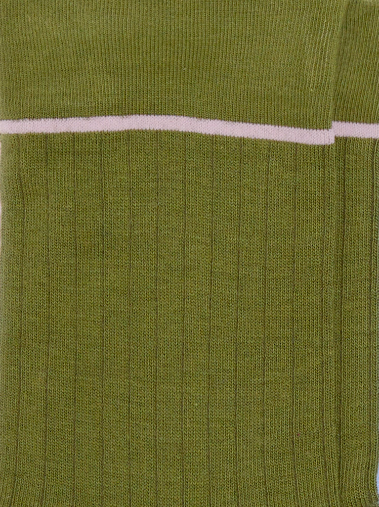 Dettaglio dei calzini a costine verde oliva da donna di Arturo Stories.