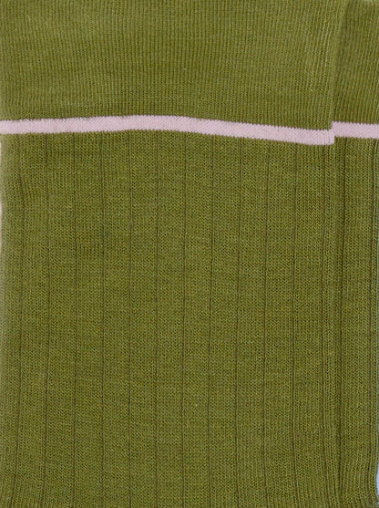 Dettaglio dei calzini a costine verde oliva da donna di Arturo Stories.