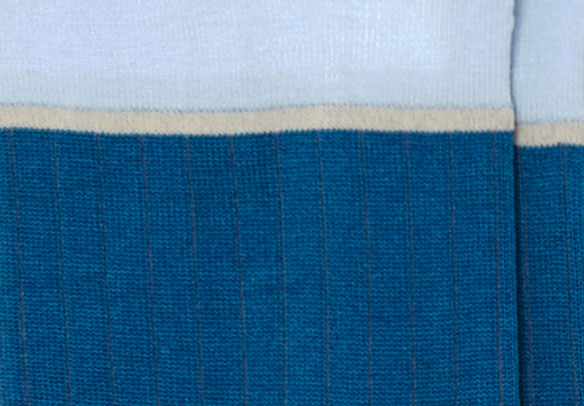 Dettaglio dei calzini a costine blu petrolio da donna di Arturo Stories.