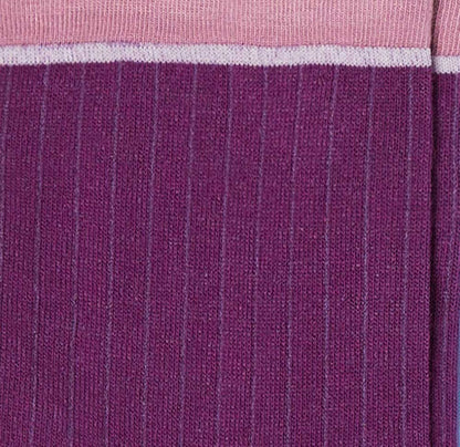 Dettaglio dei calzini a costine viola da donna di Arturo Stories.