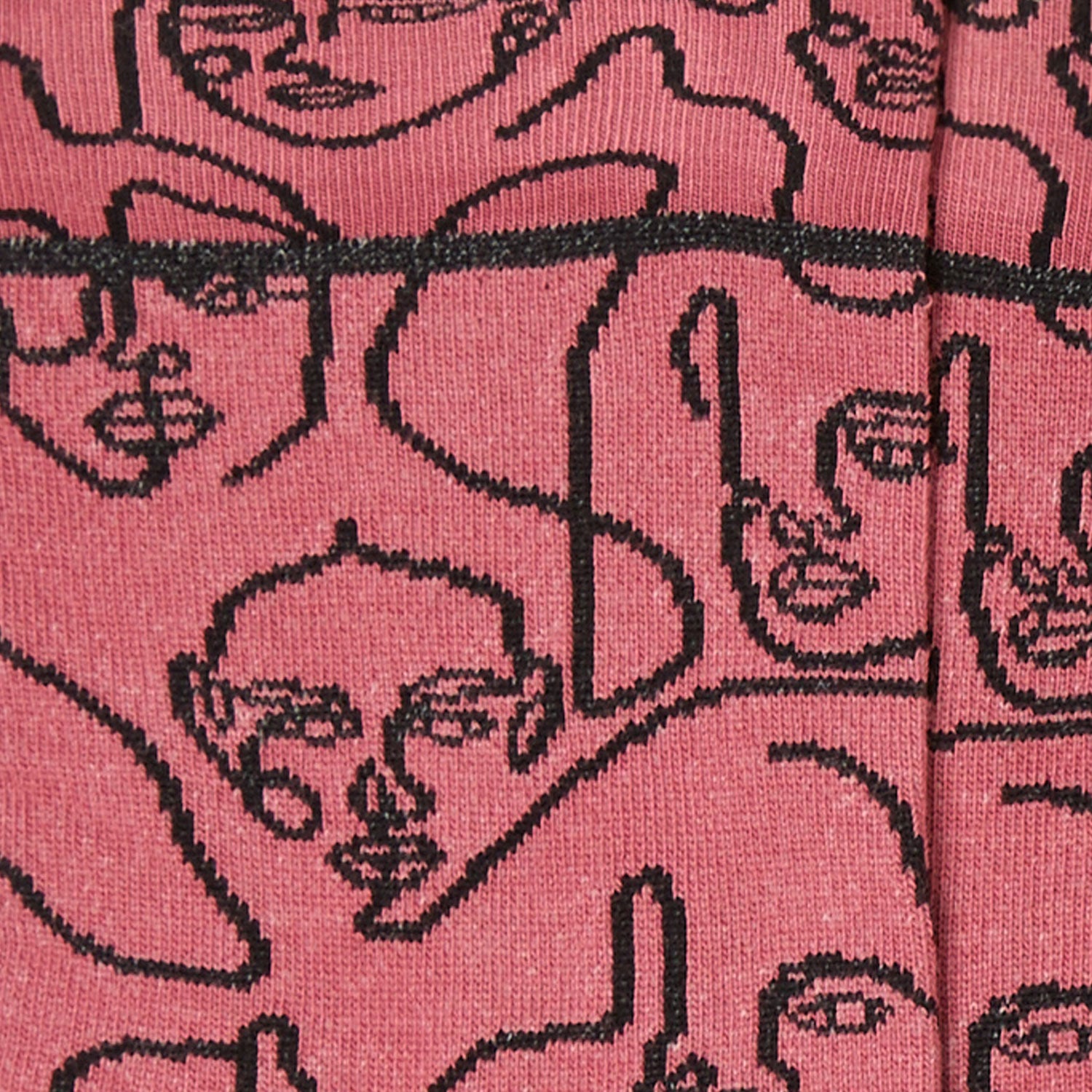 Dettaglio dei calzini "Di contorno" rosa con facce ricamate nere di Arturo Stories.