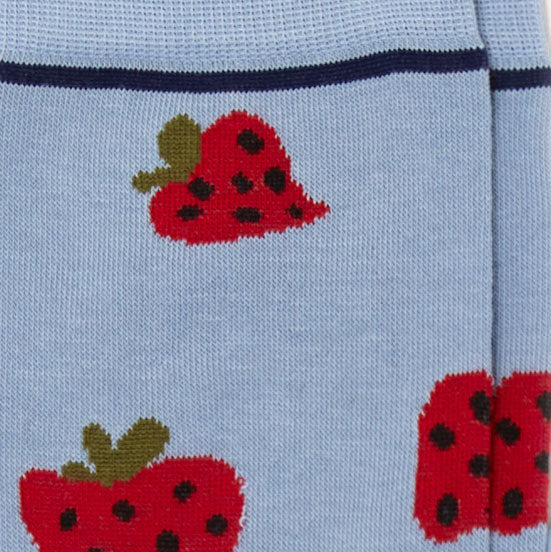 Dettaglio delle fragole rosse dei calzini gusto fragola color celeste da uomo di Arturo Stories. Corti, in filo di scozia.