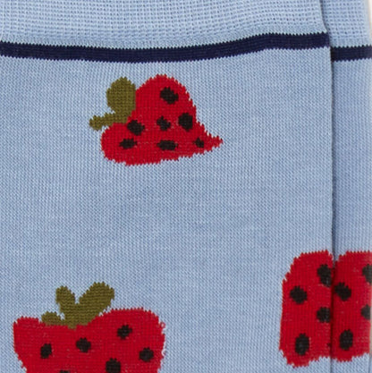 Dettaglio delle fragole rosse dei calzini gusto fragola color celeste da uomo di Arturo Stories. Corti, in filo di scozia.
