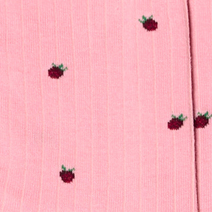 Dettagli delle fragole rosse ricamate dei calzini a costine rosa cipria da donna di Arturo Stories.