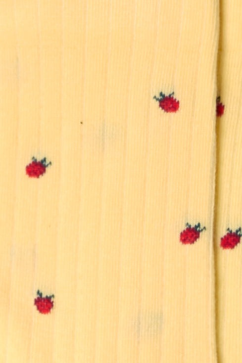 Dettagli delle fragole rosse ricamate dei calzini a costine giallo pastello da donna di Arturo Stories.