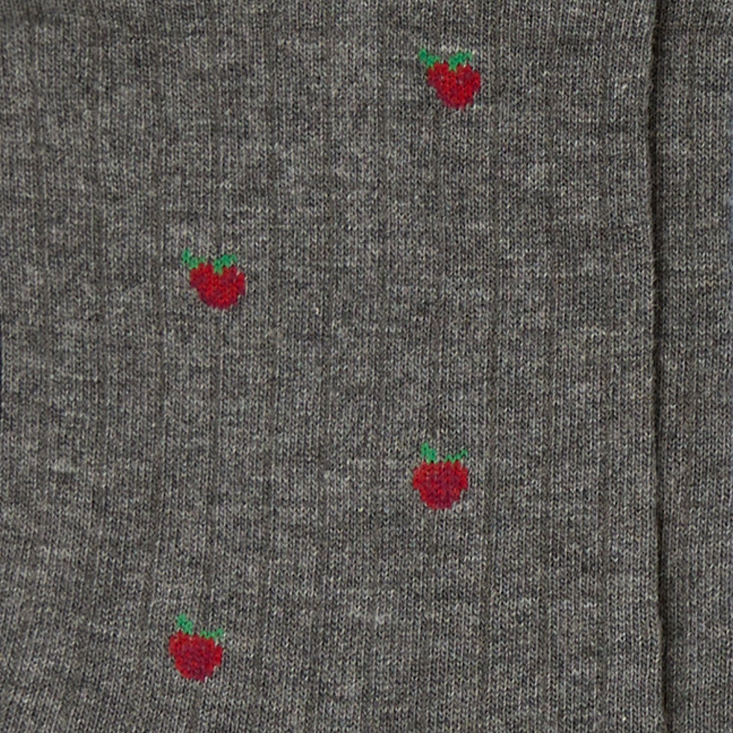 Dettaglio delle fragole rosse ricamate sui calzini a costine "Tutti i frutti" grigi da donna di Arturo Stories.