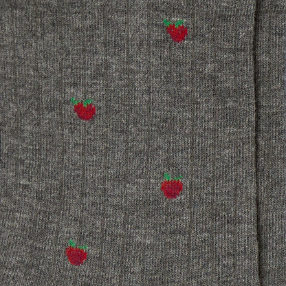 Dettaglio delle fragole rosse ricamate sui calzini a costine "Tutti i frutti" grigi da donna di Arturo Stories.