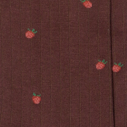 Dettaglio delle fragole rosse ricamate sui calzini a costine marroni da donna di Arturo Stories.